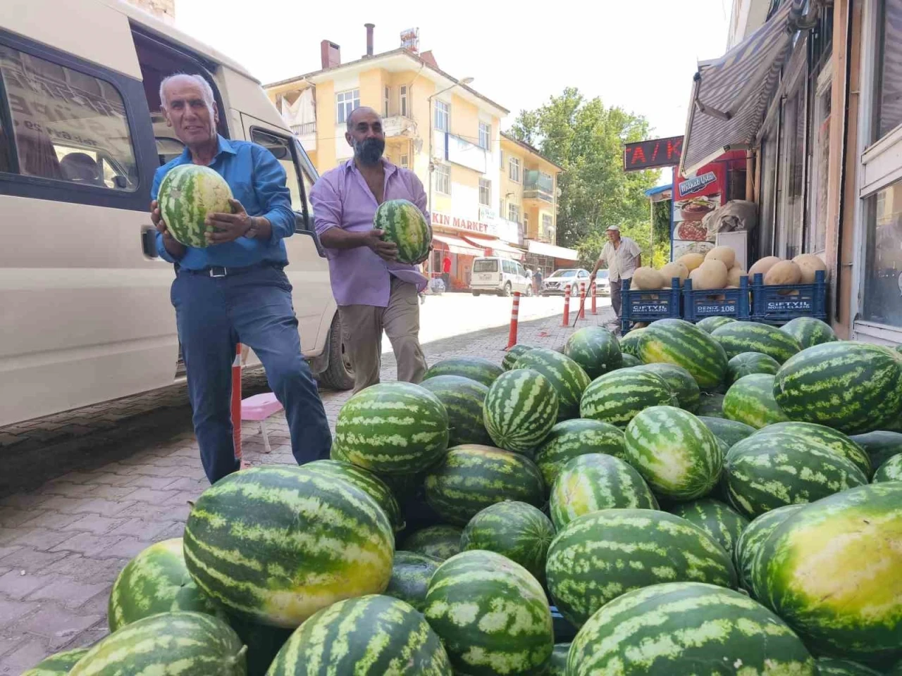 Çemişgezek’te ‘Hıdıroz’ karpuzu tezgahlardaki yerini aldı
