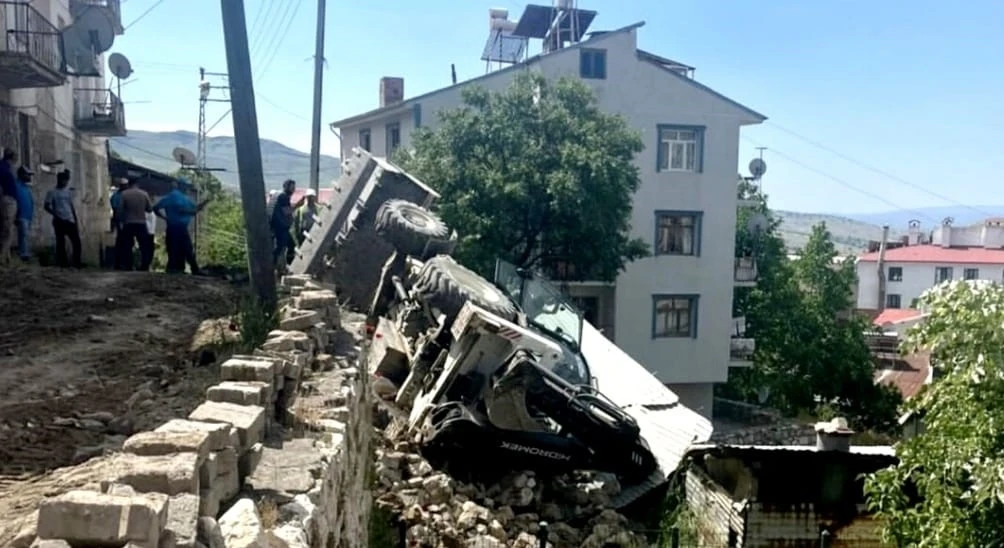 &Ccedil;emişgezek&rsquo;te iş makinesi devrildi
