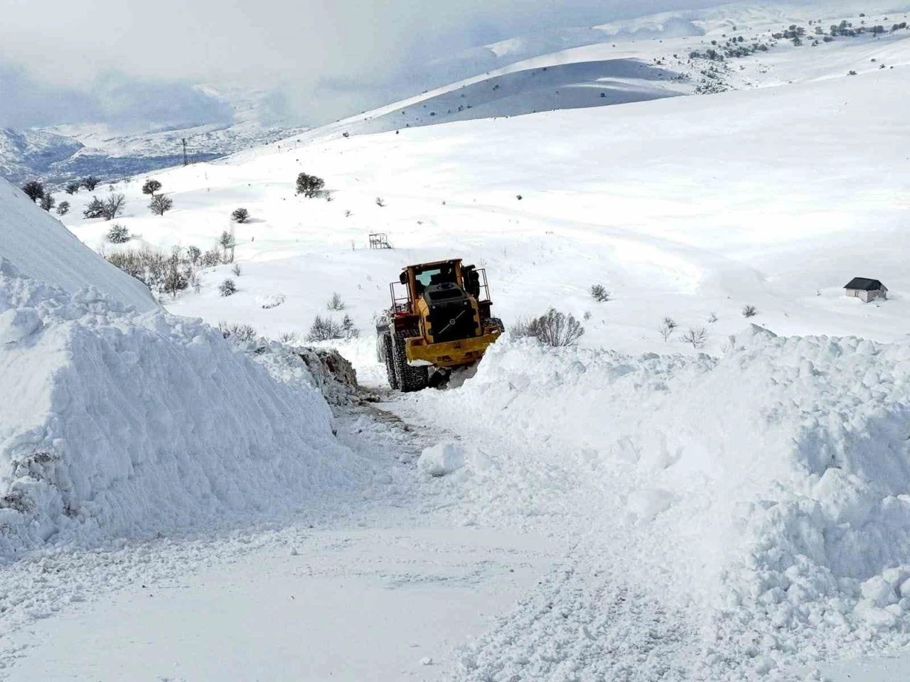 &Ccedil;emişgezek&rsquo;te karla m&uuml;cadele: K&ouml;yl&uuml;n&uuml;n sevinci kameraya yansıdı
