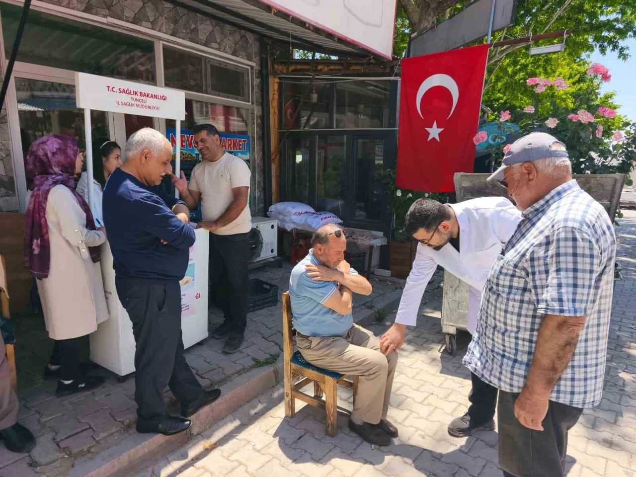 &Ccedil;emişgezek&rsquo;te vatandaşlara fiziksel sağlık taraması yapıldı
