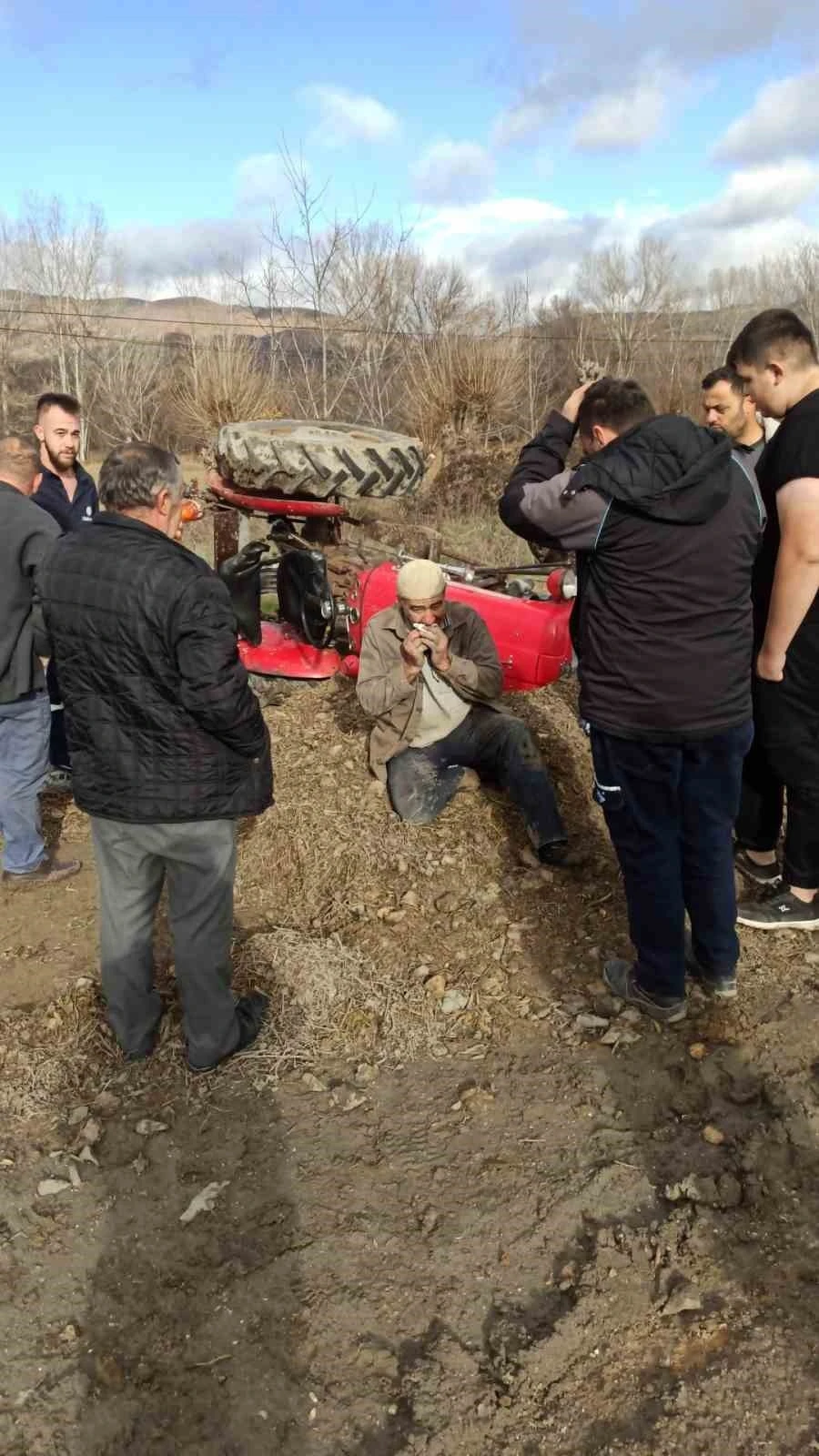 Cenaze aracı ile trakt&ouml;r &ccedil;arpıştı: 4 yaralı
