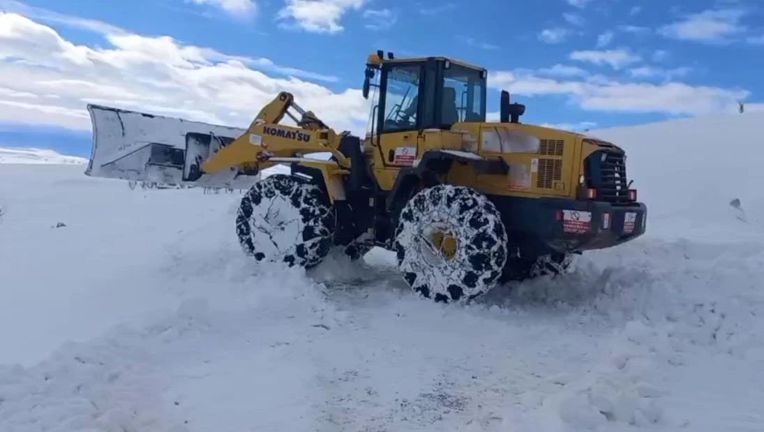 Cenaze aracı yolda kaldı, iş makineleri kapanan yolu a&ccedil;tı
