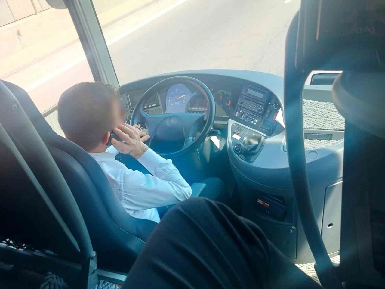 Cep telefonu ile konuşan otobüs şoförü sivil denetime takıldı
