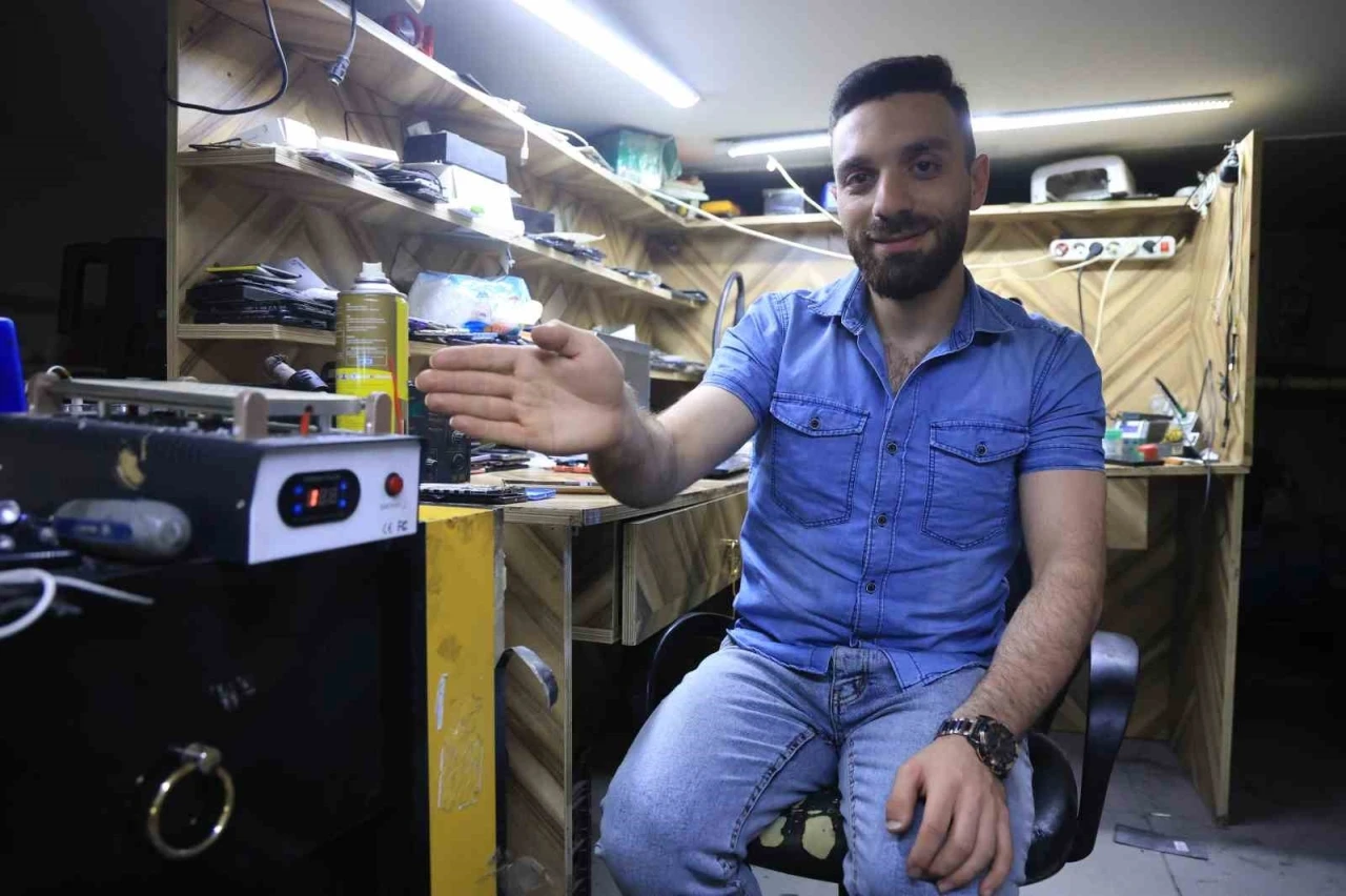 Cep telefonu tamir esnasında bomba gibi patladı
