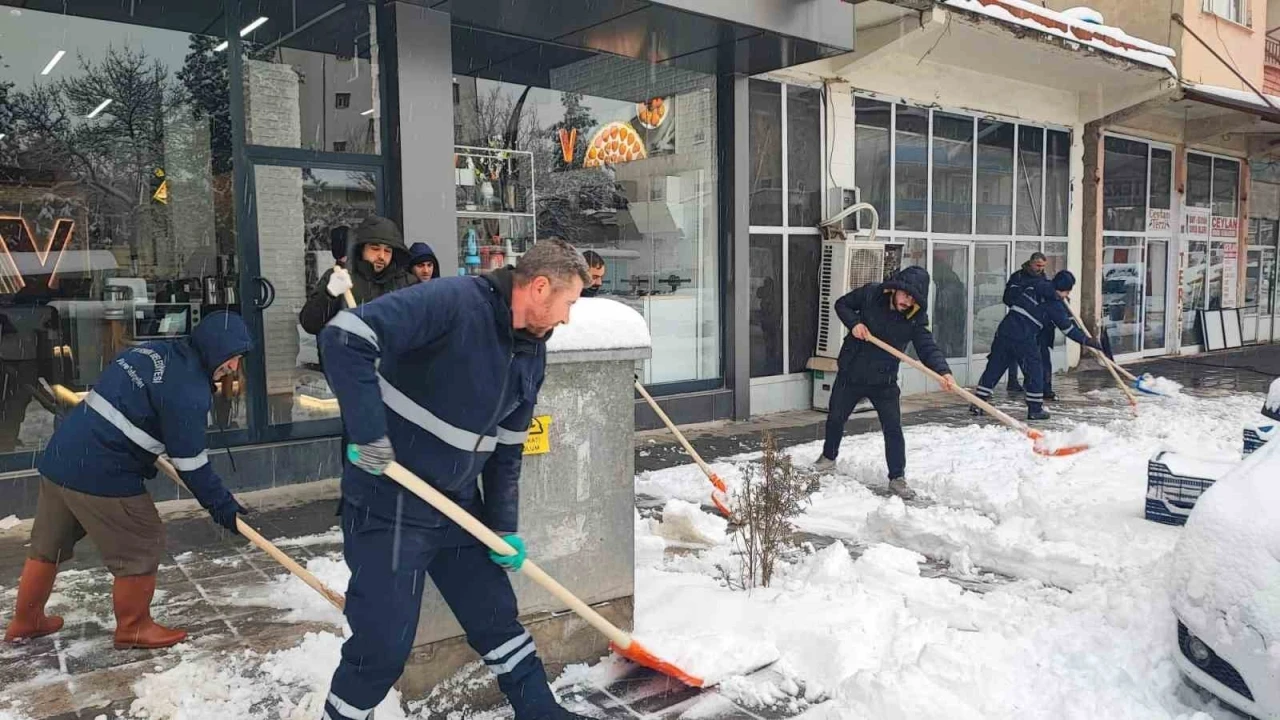 &Ccedil;ermik Belediyesi kar temizliğine başladı
