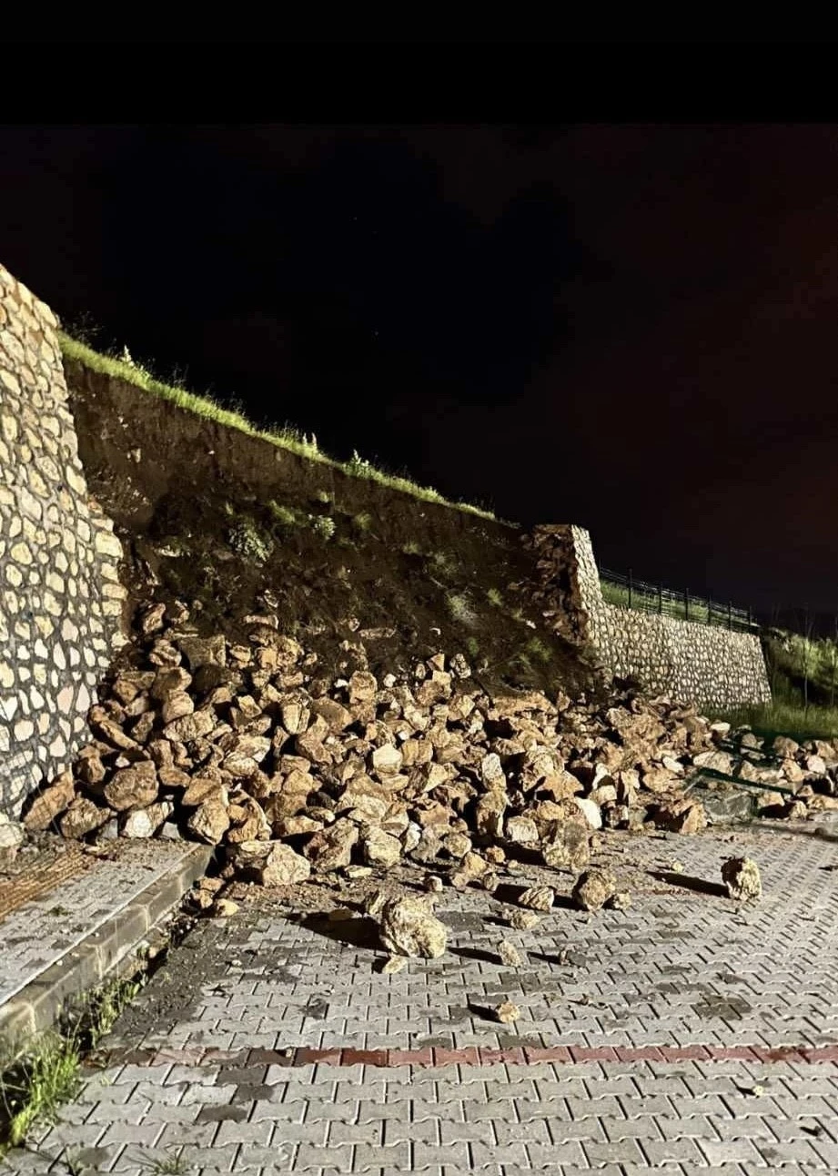 &Ccedil;ermik&rsquo;te istinat duvarı &ccedil;&ouml;kt&uuml;
