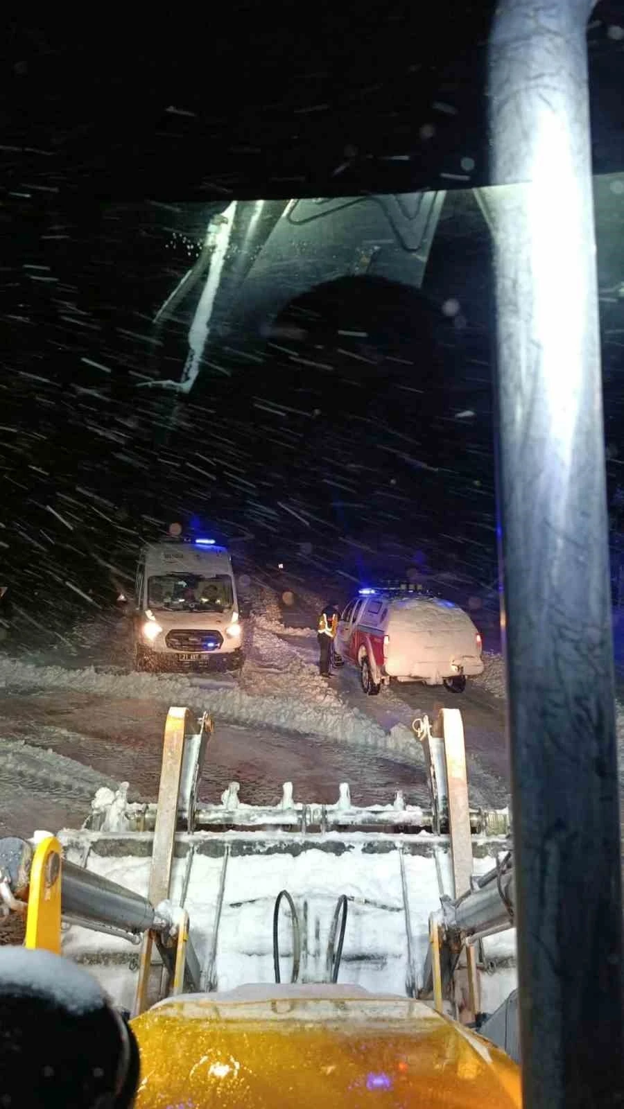 &Ccedil;ermik&rsquo;te karda mahsur kalan ambulans kurtarıldı
