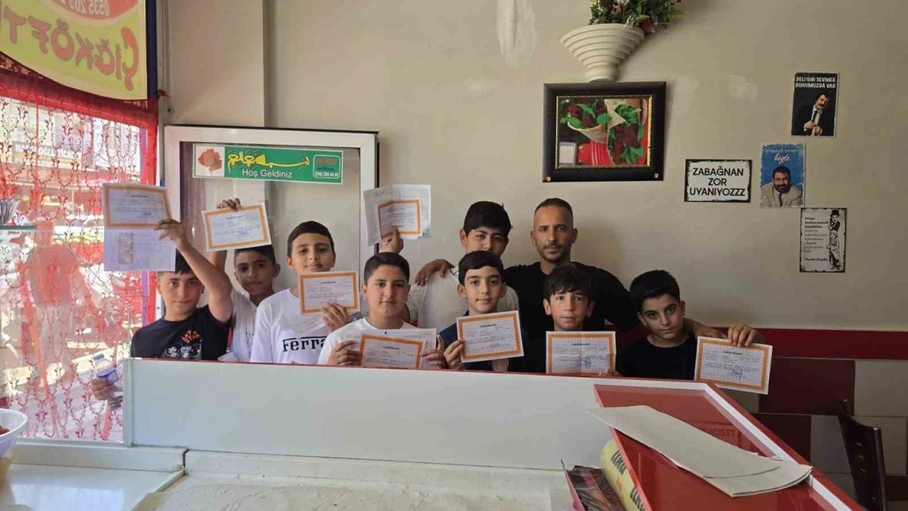&Ccedil;ermik&rsquo;te takdirini alan &ouml;ğrenciler d&uuml;r&uuml;mc&uuml;ye koştu
