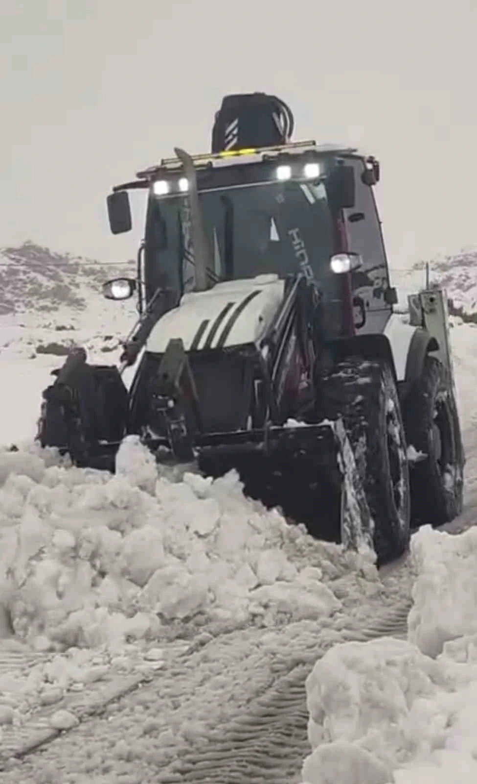 &Ccedil;ermikte kardan dolayı kapanan mahalle yolları ulaşıma a&ccedil;ıldı
