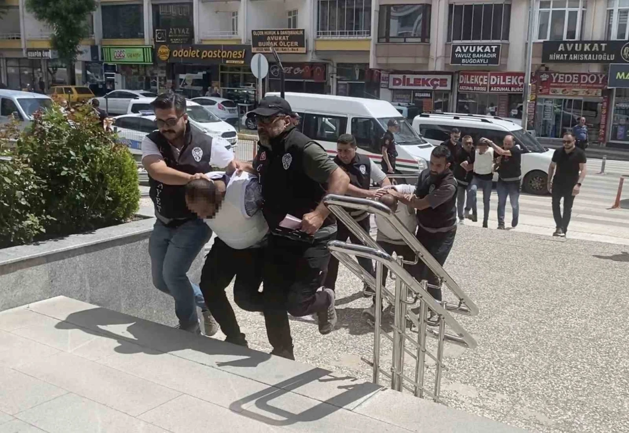 Cesedi gömülü halde bulunan şahsın cinayet zanlıları adliyeye sevk edildi