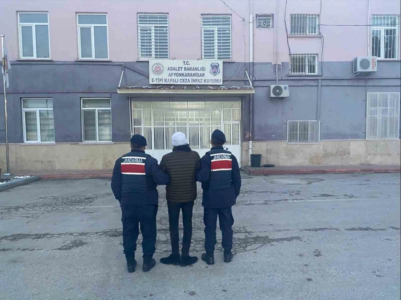 &Ccedil;eşitli su&ccedil;lardan aranan 13 kişi tutuklandı
