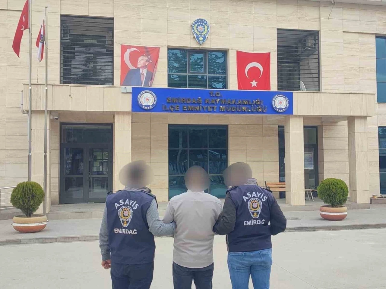 Çeşitli suçlardan aranan şahsı polis yakaladı
