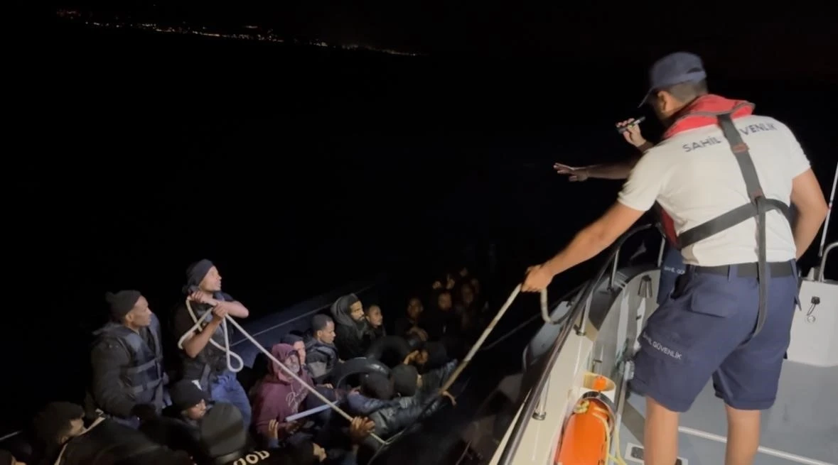 Çeşme açıklarında korku dolu anlar: 42 kaçak göçmen kurtarıldı
