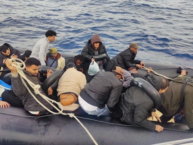 Çeşme açıklarında lastik bottaki 24 göçmen Sahil Güvenlik ekiplerince kurtarıldı
