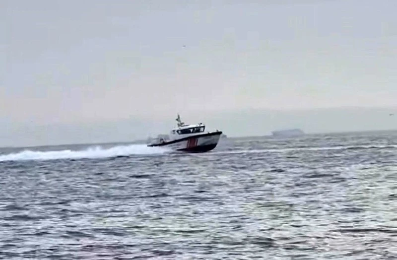 &Ccedil;eşme a&ccedil;ıklarında m&uuml;lteci hareketliliği: Sahil G&uuml;venlik m&uuml;lteci botunu takip etti
