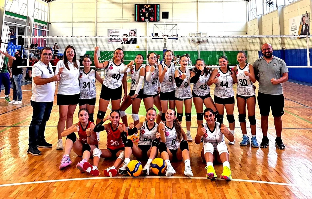 Çeşme Belediyespor Küçük Kızlar Voleybol Takımı grup lideri oldu
