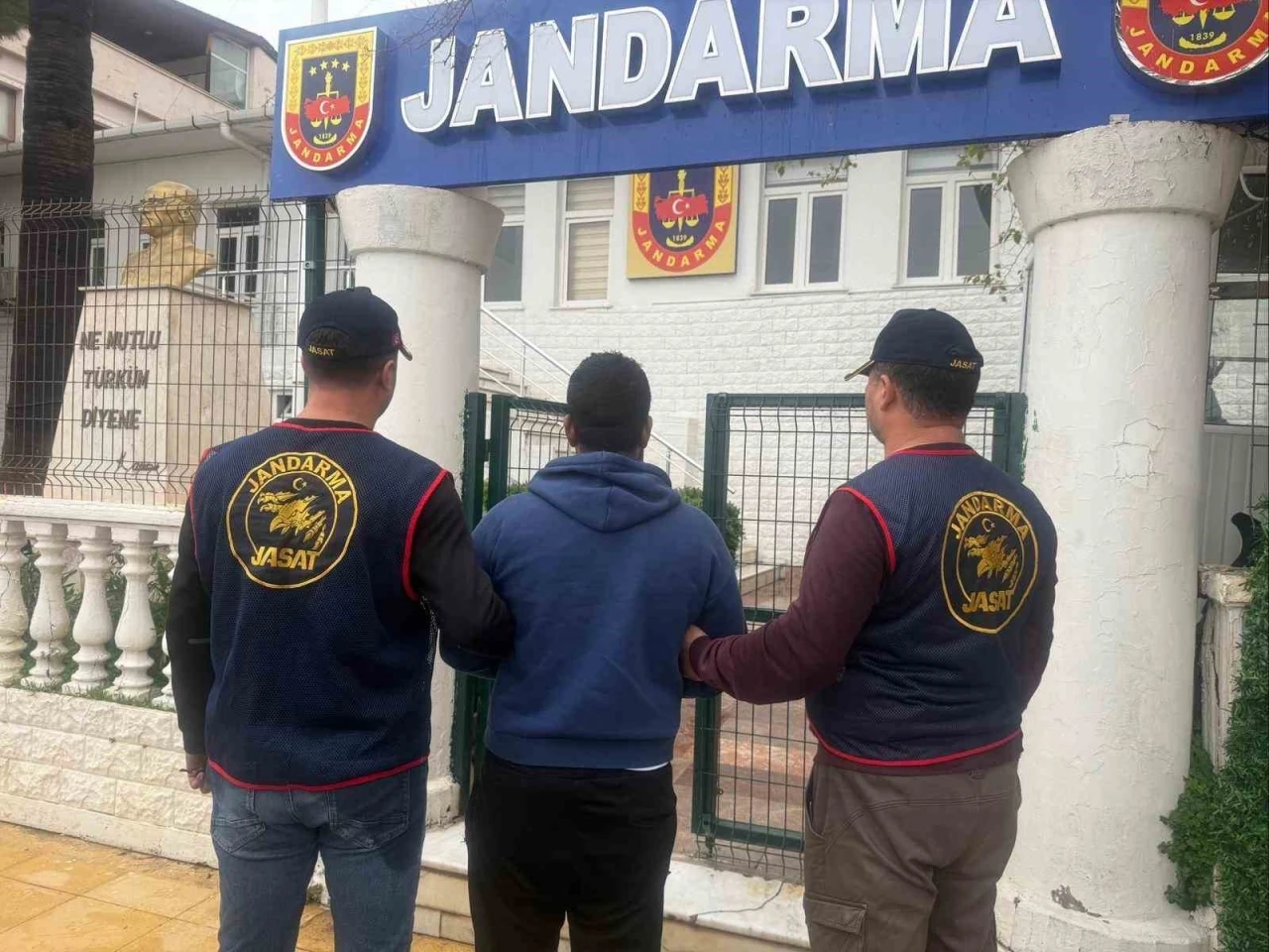 &Ccedil;eşme&rsquo;de 18 yıl hapis cezası bulunan h&uuml;k&uuml;ml&uuml; yakalandı
