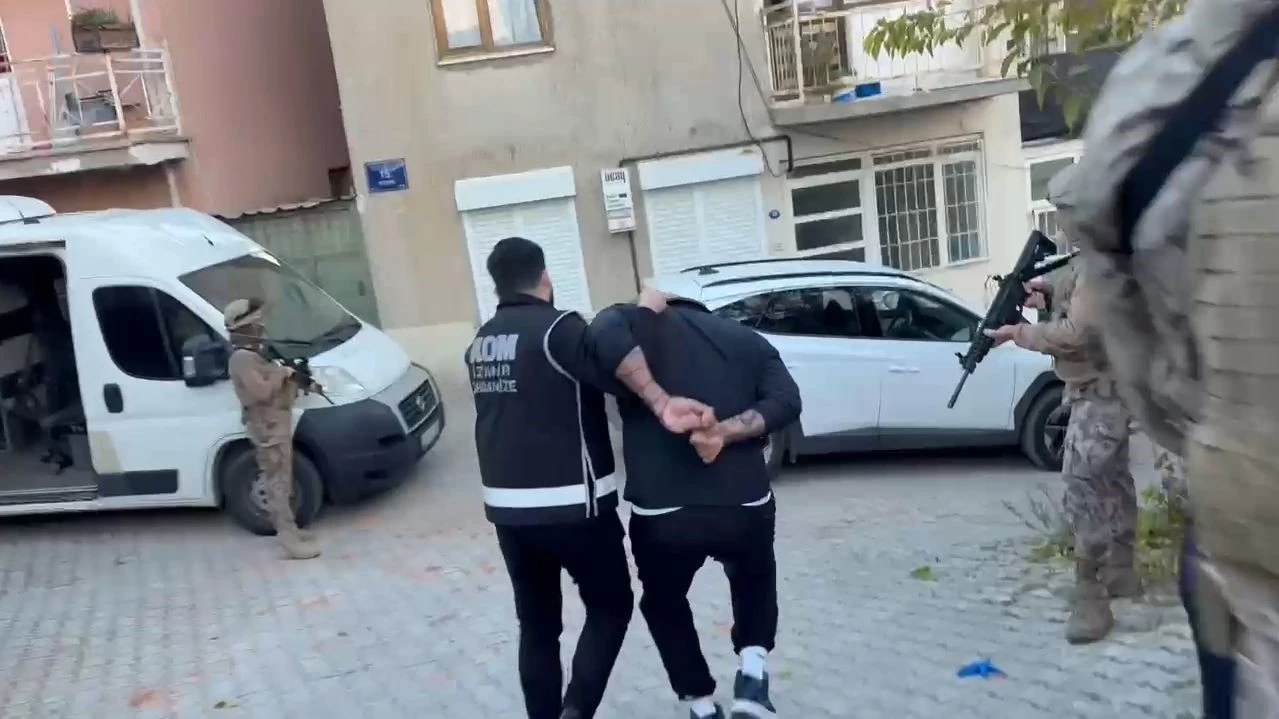 &Ccedil;eşme&rsquo;de &ouml;zel harekat destekli operasyon: 6 ayrı su&ccedil;tan aranan firari yakalandı
