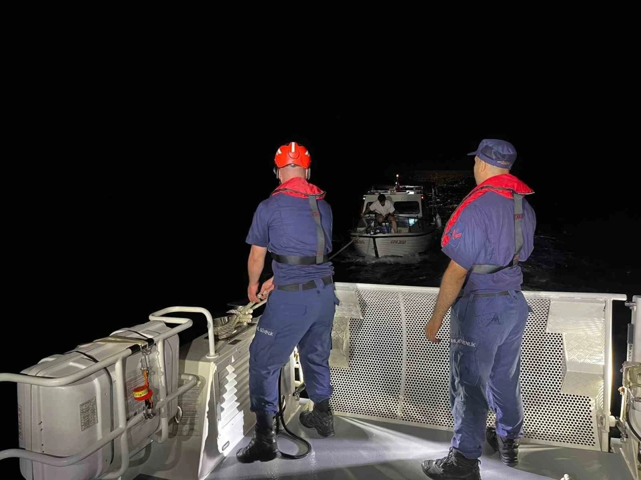 &Ccedil;eşme&rsquo;de s&uuml;r&uuml;klenen teknedeki 3 kişi Sahil G&uuml;venlik ekiplerince kurtarıldı
