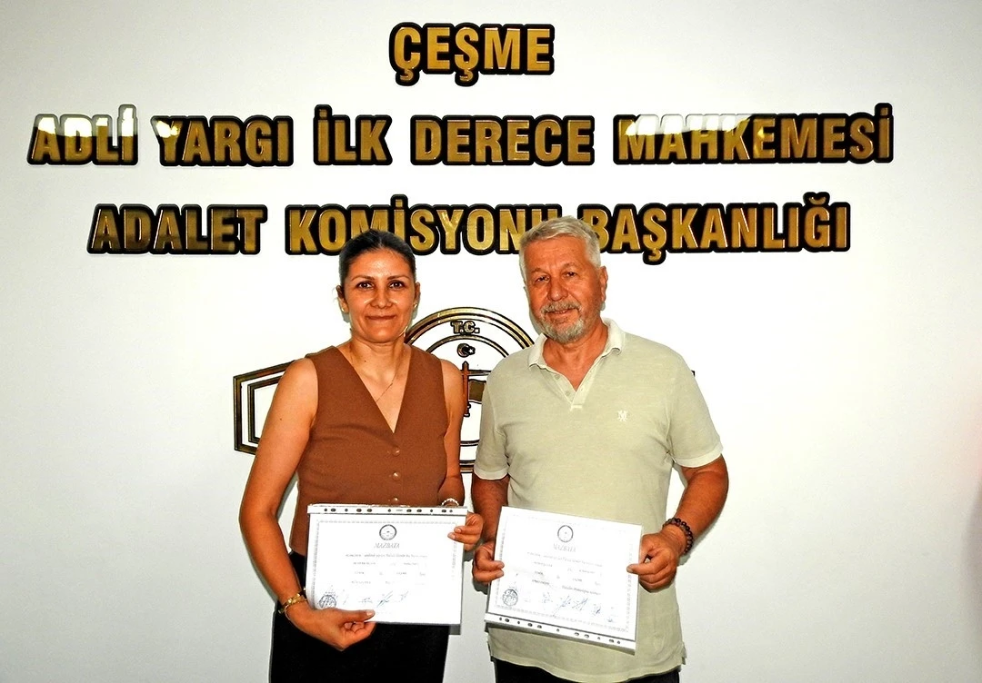 &Ccedil;eşme&rsquo;de yeni se&ccedil;ilen muhtarlar mazbatalarını aldı
