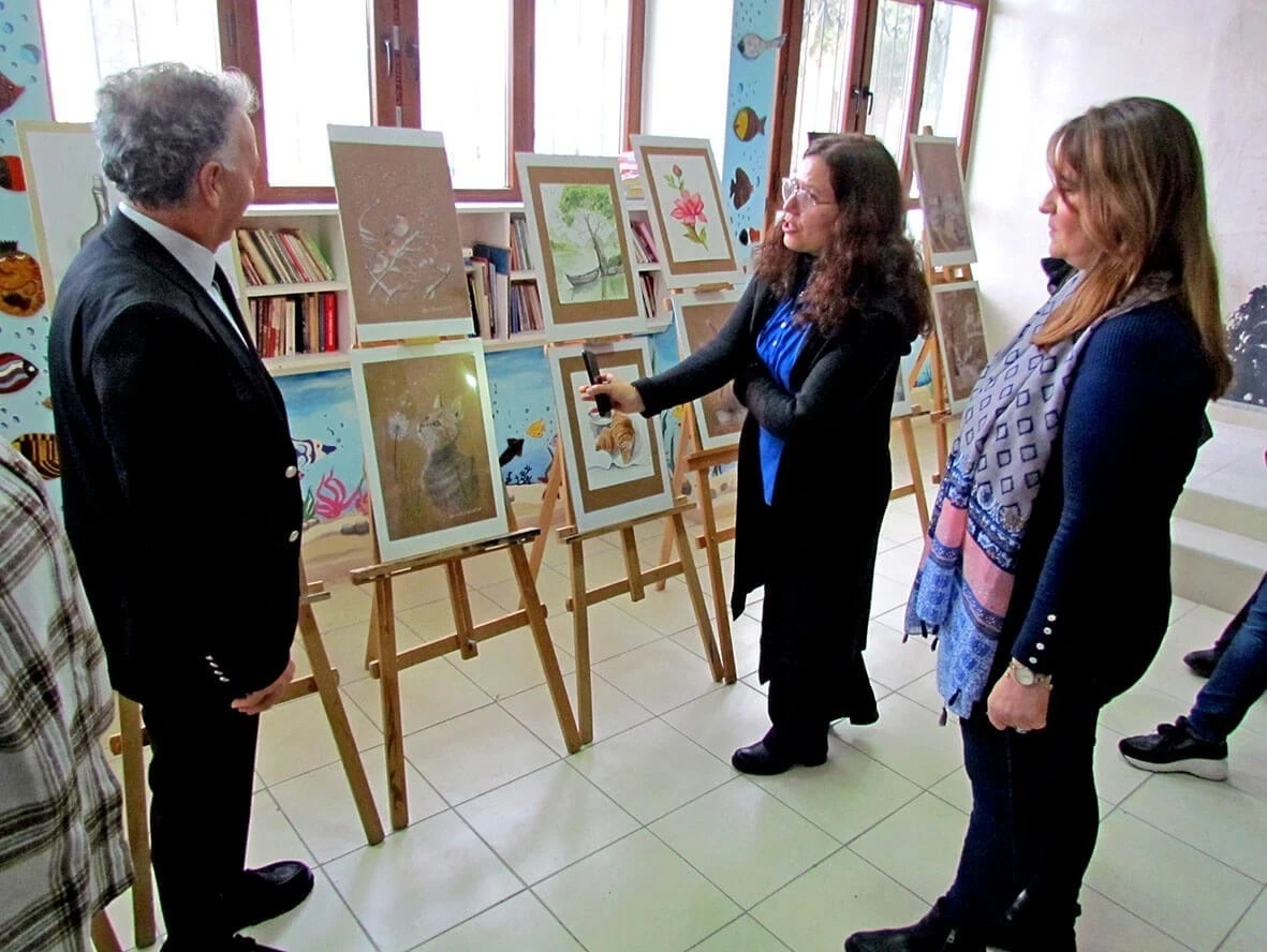 &Ccedil;eşme Halk Eğitim Merkezi&rsquo;nde yeni yılın ilk sergisi a&ccedil;ıldı
