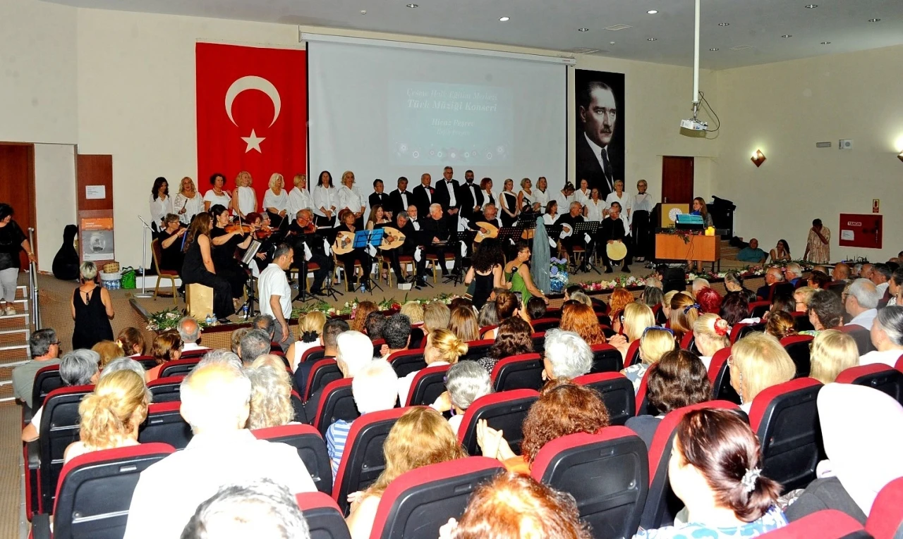 &Ccedil;eşme Halk Eğitim Merkezi&rsquo;nden yıl sonu konserinde m&uuml;zik ve sanat ş&ouml;leni
