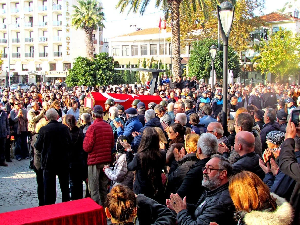 &Ccedil;eşme&rsquo;nin eski Belediye Başkanı T&uuml;t&uuml;nc&uuml;oğlu, son yolculuğuna uğurlandı
