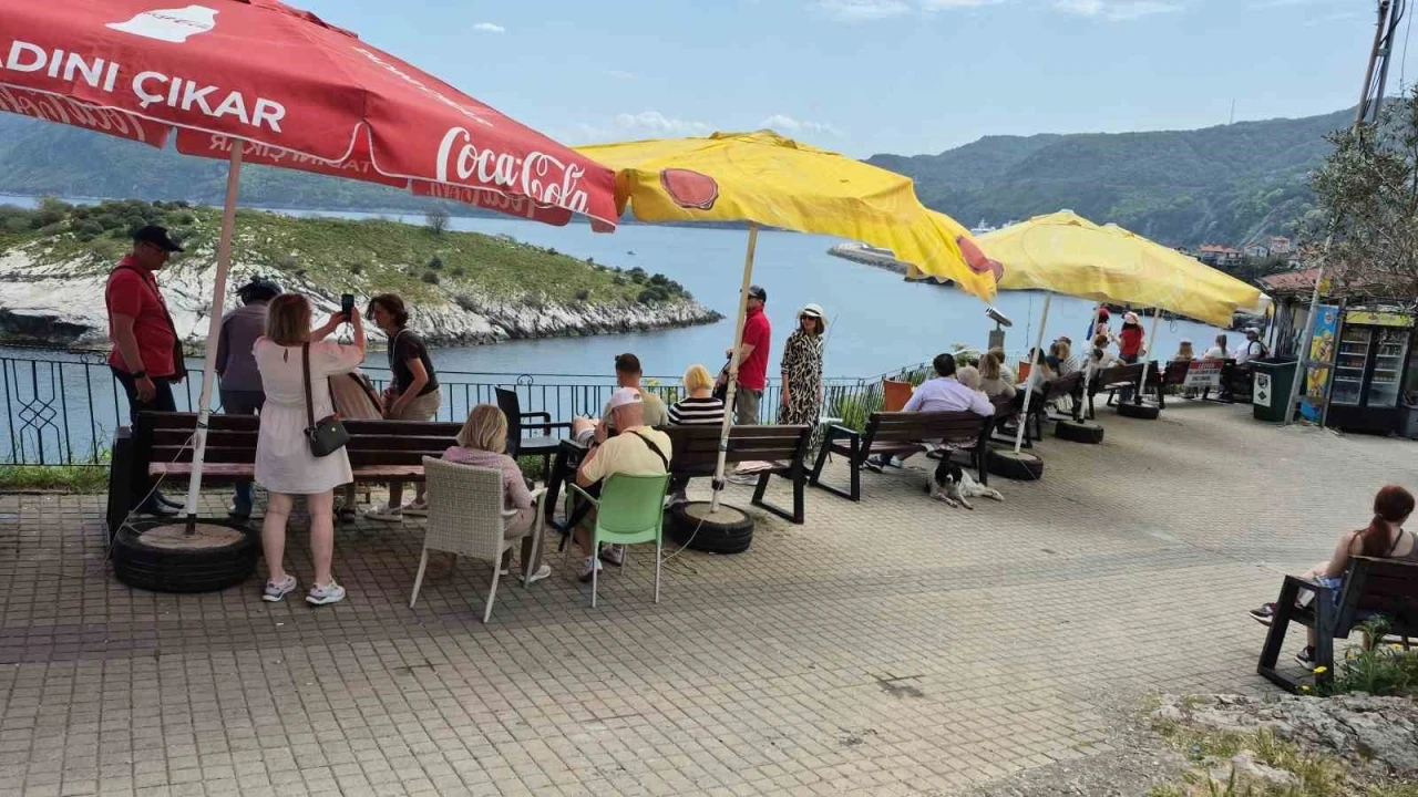 Çeşmi Cihan Amasra’ya havalar ısınmasıyla birlikte Rus akını da başladı
