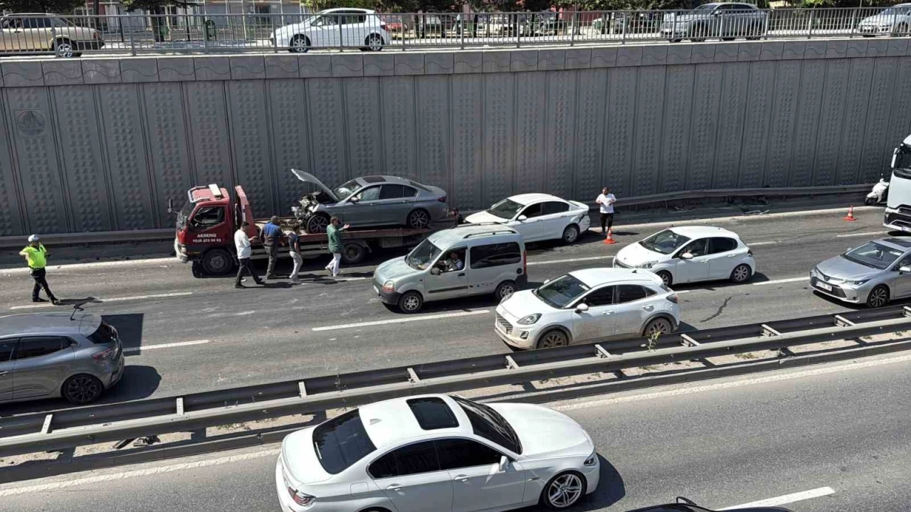 &Ccedil;evre Yolu&rsquo;nda 3 aracın karıştığı zincirleme kaza: 2 yaralı
