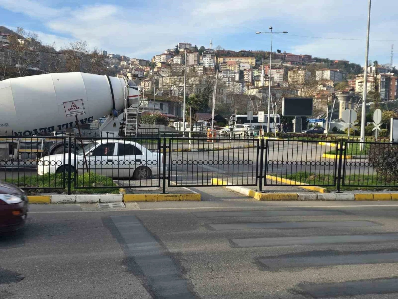 &Ccedil;evre yolunda &ouml;nlem alındı, yayalar &uuml;st ge&ccedil;ide y&ouml;nlendiriliyor
