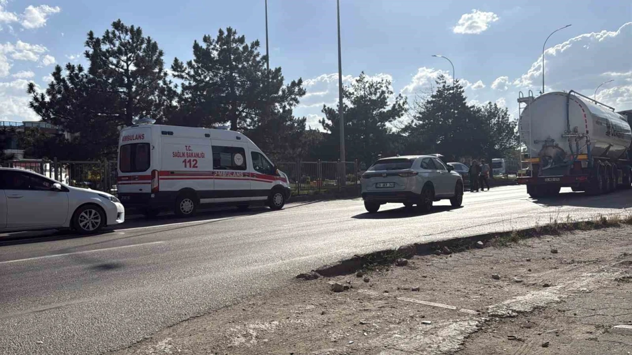&Ccedil;evre yolunda otomobilin &ccedil;arptığı kadın yaralandı
