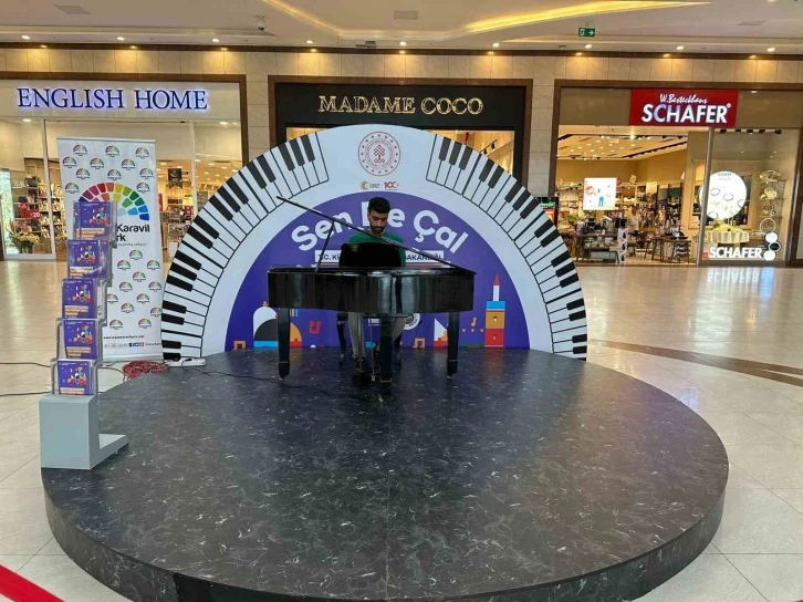 Ceylan Karavil Park&rsquo;ta &lsquo;Sen De &Ccedil;al&rsquo; piyano etkinliği
