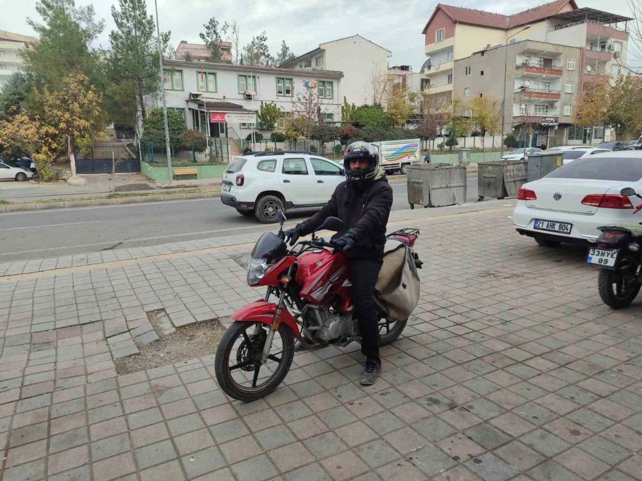 Ceza yedi, kaskı başına geçirerek motosiklet sürücülerine uyarıda bulundu
