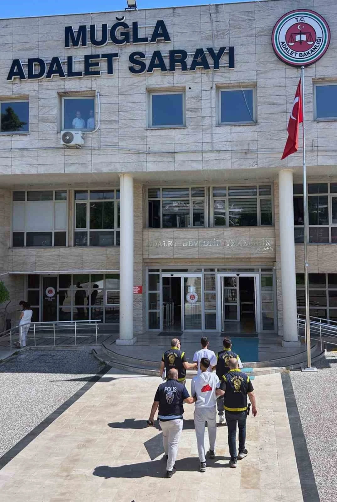 Cezaevi firarisi &ccedil;aldığı motosiklette yakalandı
