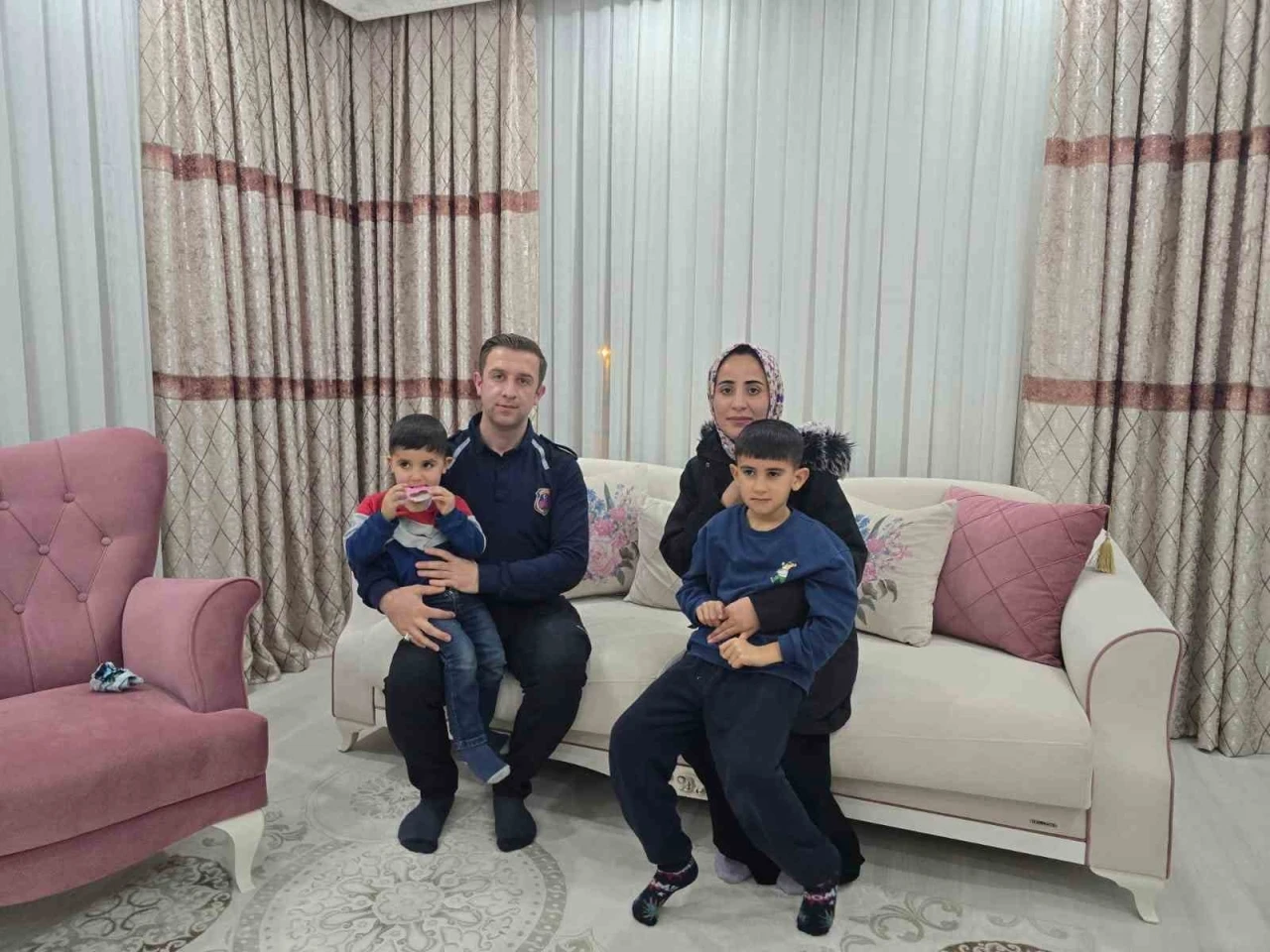 Cezaevi personelinden &ouml;rnek davranış: Kaza yapan anne ve &ccedil;ocukları evinde misafir etti
