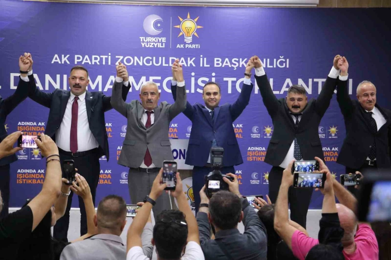 CHP&rsquo;den istifa eden iki meclis &uuml;yesi AK Parti&rsquo;ye ge&ccedil;ti, rozetleri Bakan Kacır taktı
