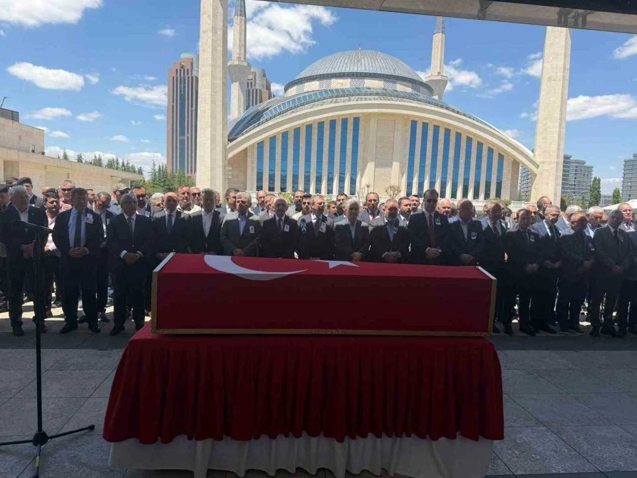CHP Genel Başkanı Kılı&ccedil;daroğlu, Emekli Hava Savunma Albayı T&uuml;reli&rsquo;nin cenaze t&ouml;renine katıldı
