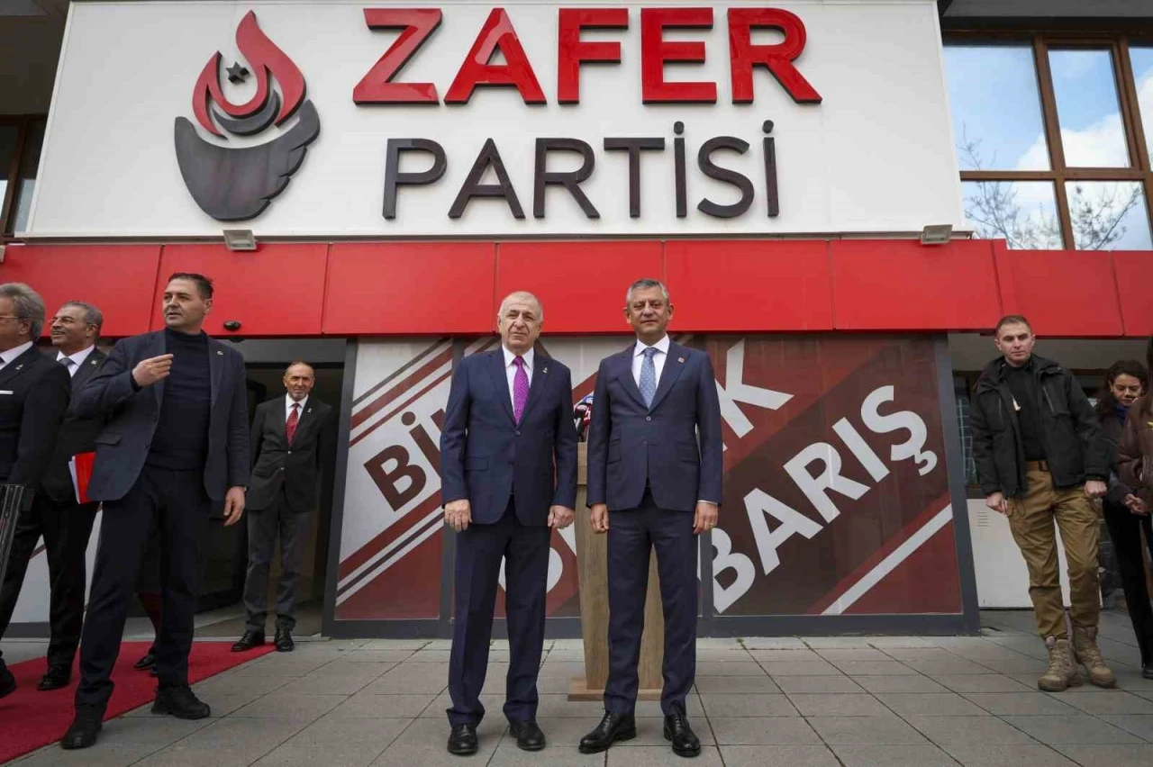 CHP Genel Başkanı &Ouml;zel&rsquo;den Zafer Partisi Genel Başkanı &Ouml;zdağ&rsquo;a ziyaret
