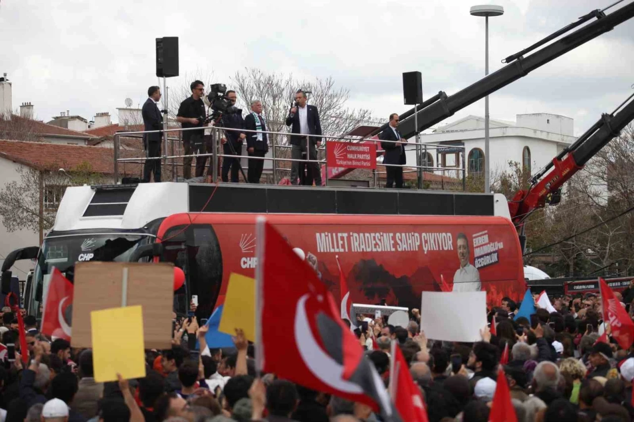 CHP Genel Başkanı Özel: &quot;Ekrem başkanı içeride tutmanın bedeli 2.2 trilyon&quot;
