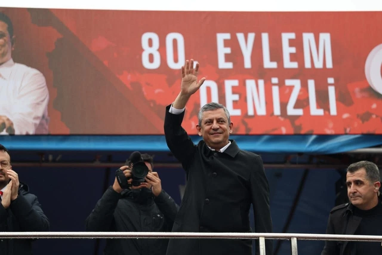 CHP Genel Başkanı &Ouml;zel: "Se&ccedil;im sath-ı mailindeyiz, kapı kapı gezmeye var mısınız?"
