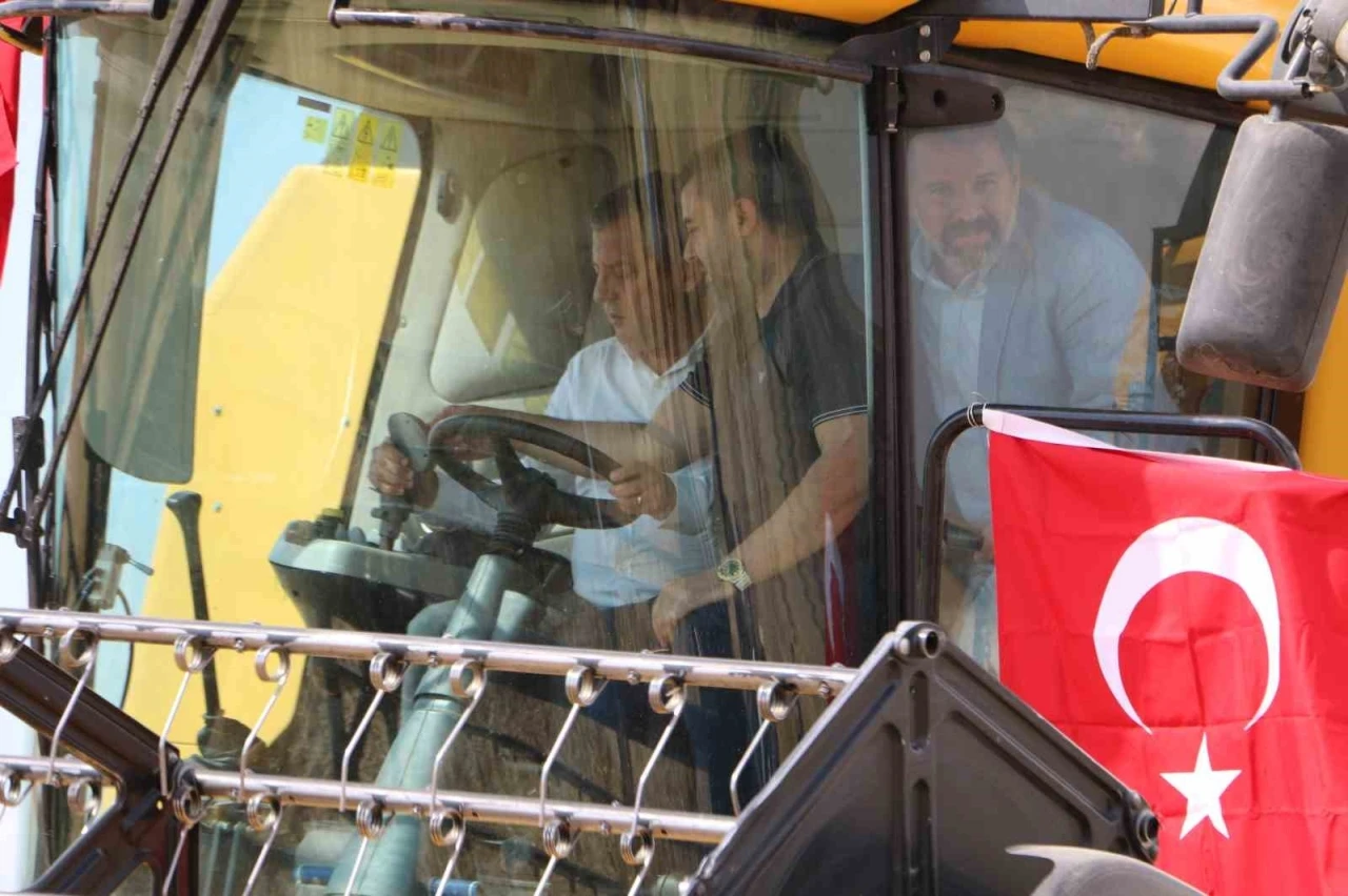 CHP Grup Başkanı &Ouml;zel, Diyarbakır&rsquo;da bi&ccedil;erd&ouml;verle buğday bi&ccedil;ti
