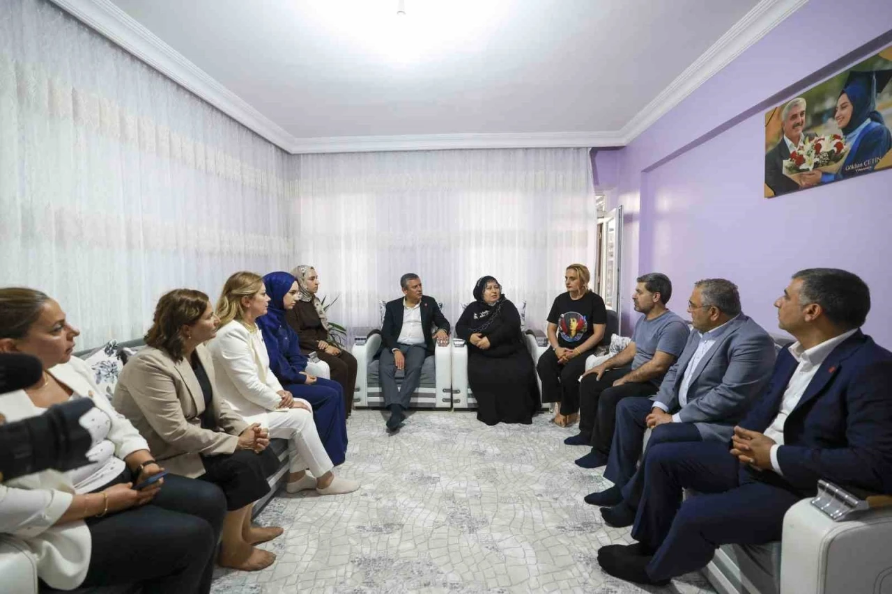 CHP Grup Başkanı &Ouml;zel, Rojin Kabaiş&rsquo;in ailesini ziyaret etti
