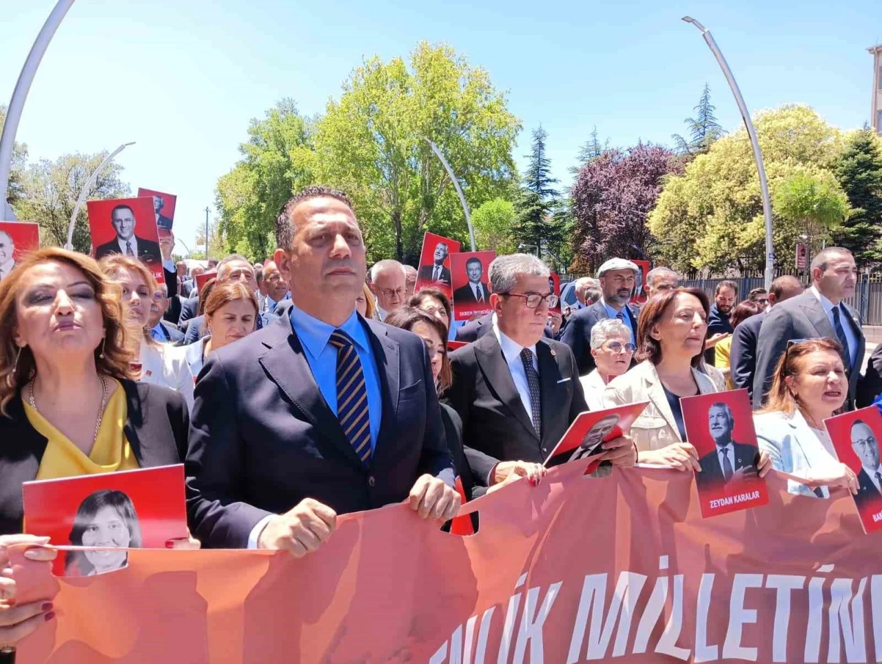 CHP’li vekiller, operasyonları protesto etmek için slogan atarak yürüdü