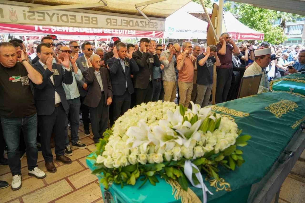 CHP lideri Özel Manisa’da cenaze törenine katıldı
