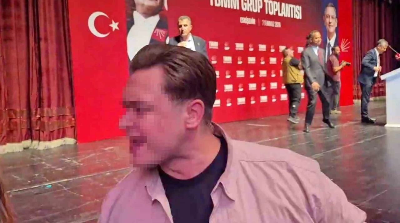 CHP&rsquo;nin grup toplantısında basın mensuplarına fiziksel m&uuml;dahale
