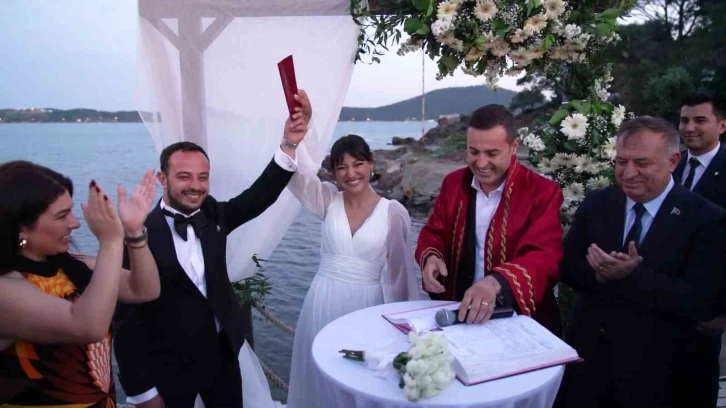 CHP PM &Uuml;yesi Umut Dikili&rsquo;nin nikahını Balıkesir B&uuml;y&uuml;kşehir Belediye Başkanı Ahmet Akın kıydı
