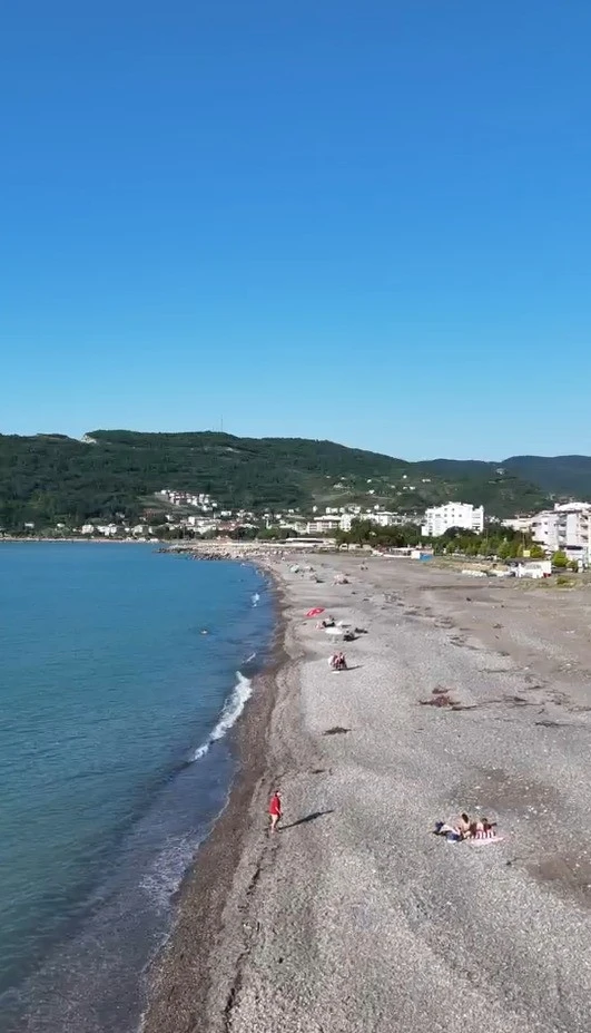 Cide&rsquo;de selin ardından vatandaşlar sahillerde denize girmeye başladı

