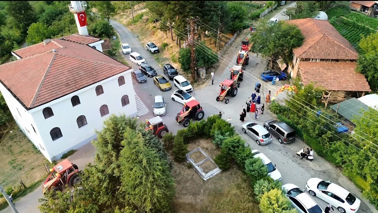 Çiftçi baba, oğlunun isteğini kırmadı, sünnet konvoyunu traktörlerle yaptı
