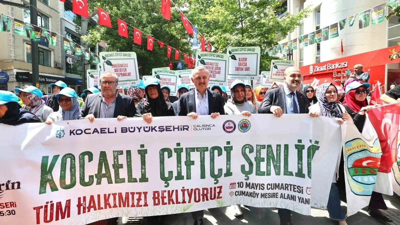 Çiftçilerin korteji renkli görüntülere sahne oldu
