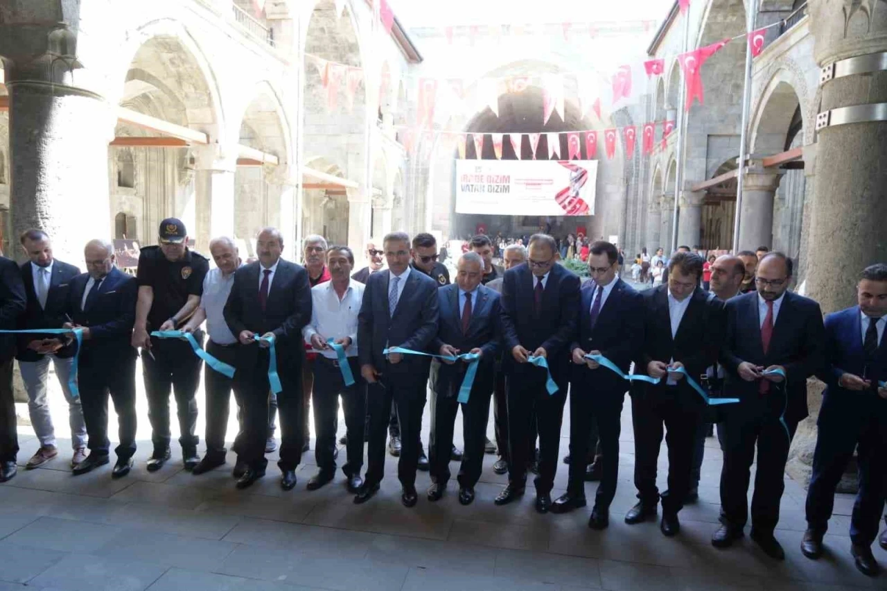 &Ccedil;ifte Minareli Medrese&rsquo;de 15 Temmuz ruhunu yaşatan anlamlı sergi
